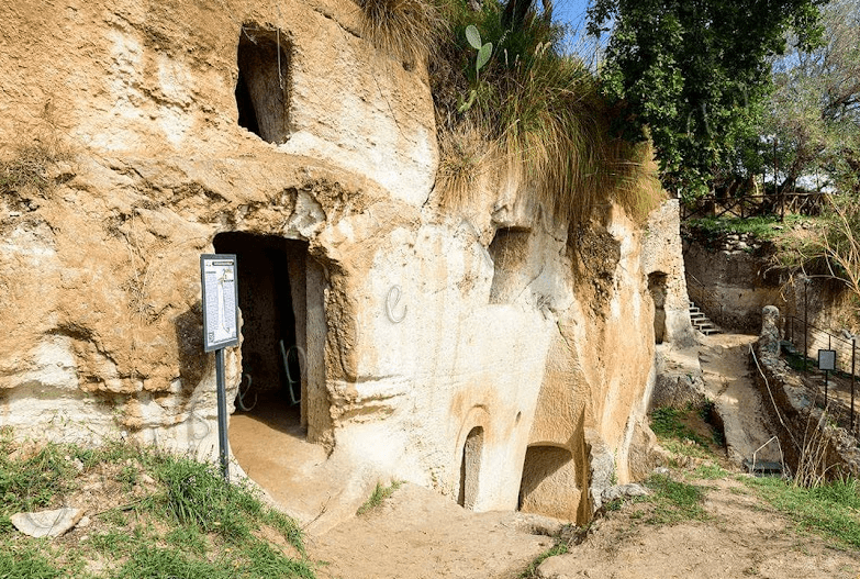 Grotte di Zungri (Insediamento Rupestre degli Sbariati)